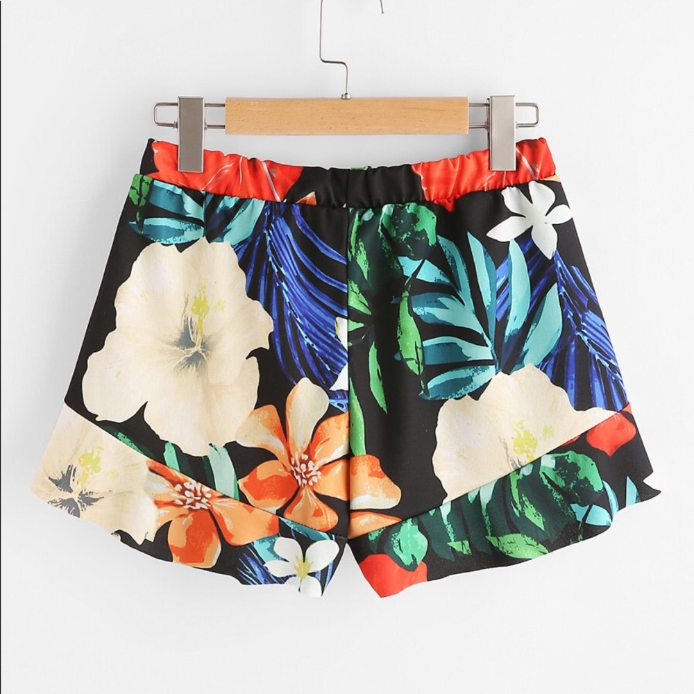 🆕Tropical print frill hem satin shorts - Picture 2 of 5